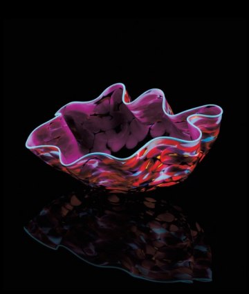 <i>Viola Plum Macchia,</i> 2021 Studio Edition<br />© Chihuly Workshop